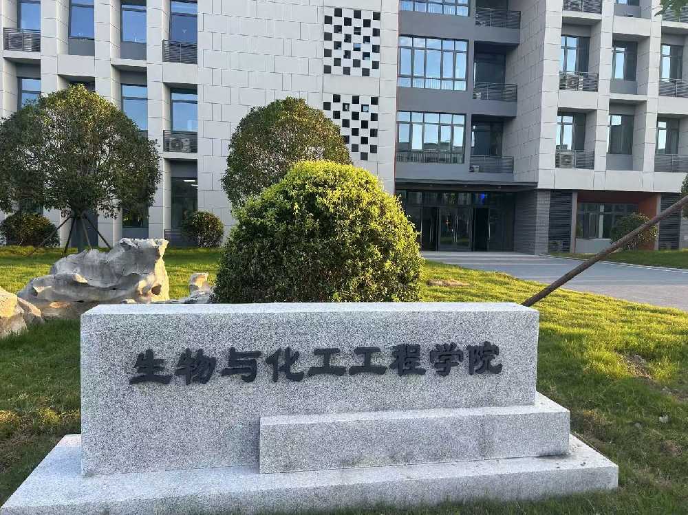 梨树区扬州职业大学体育场高杆灯项目